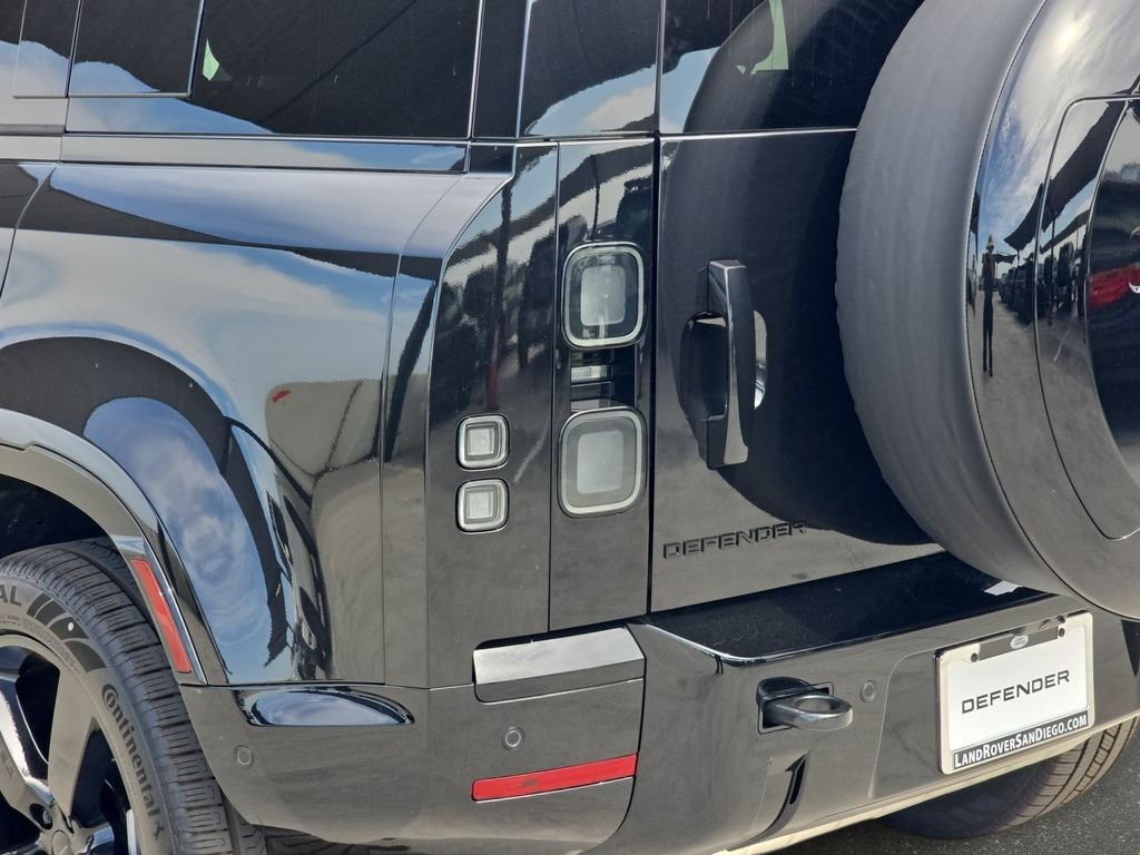 New 2026 Black Land Rover X-Dynamic SE image 36