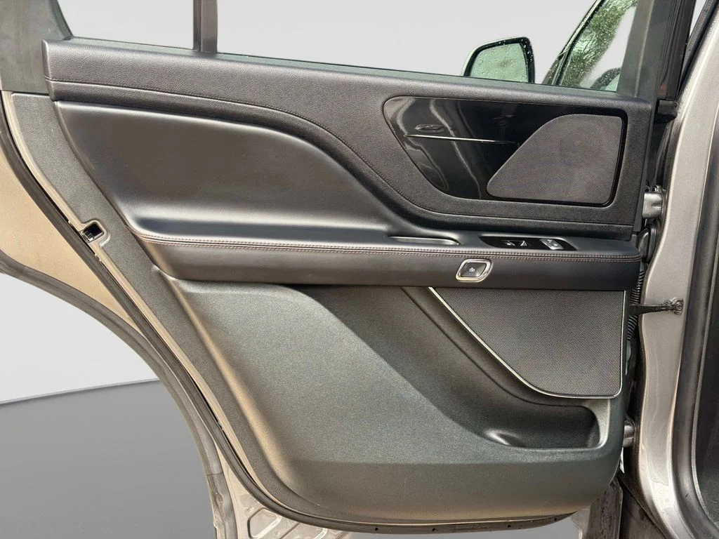 Used 2023 Metallic Lincoln Standard image 13