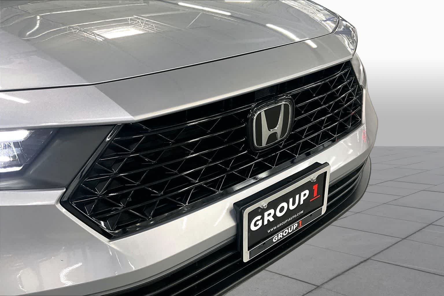 Used 2025 Solar Silver Metallic Honda SE image 29