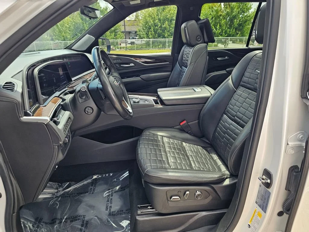 Used 2021 CRYSTAL WHITE TRICOAT Cadillac Sport Platinum image 23