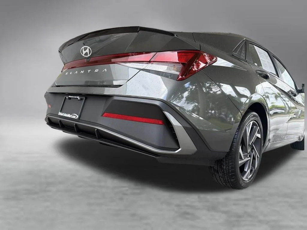 Used 2025 Gray Hyundai SEL Sport image 25