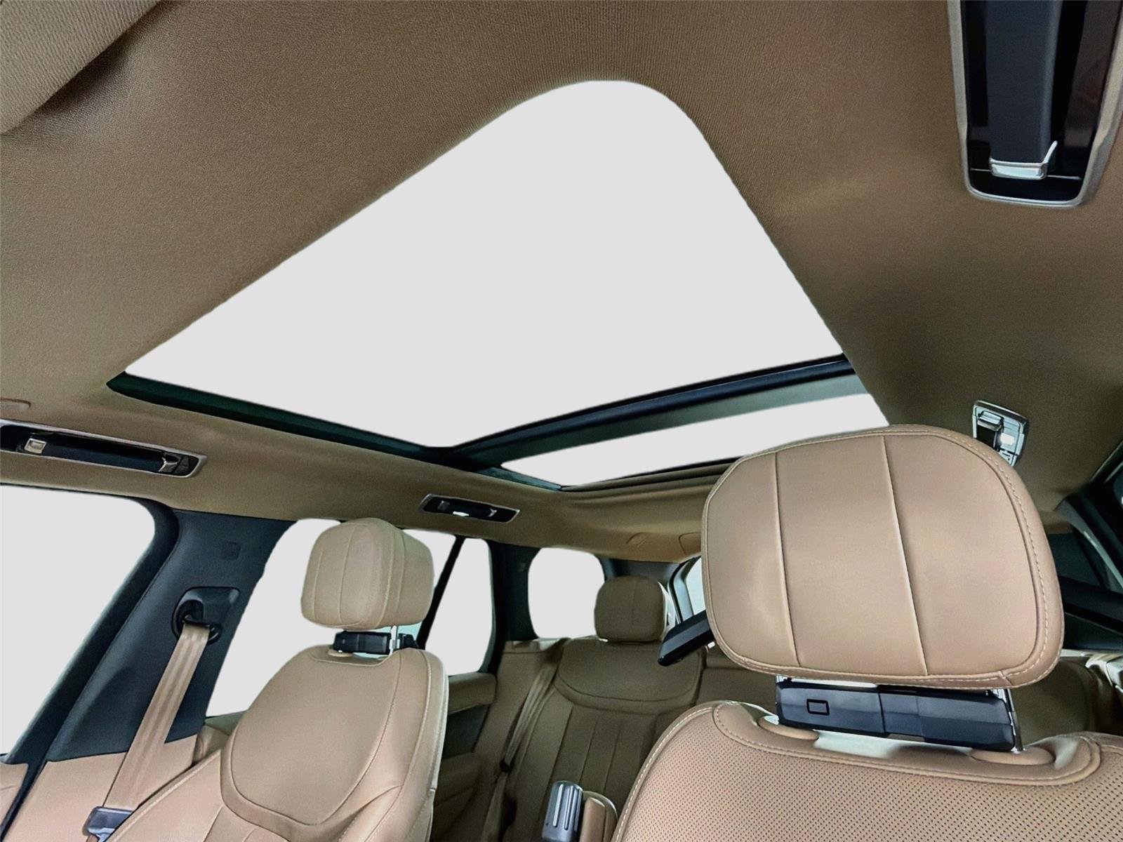 New 2026 Fuji White Land Rover SE image 22