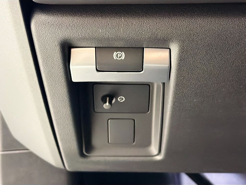 New 2026 Fuji White Land Rover X-Dynamic SE image 10