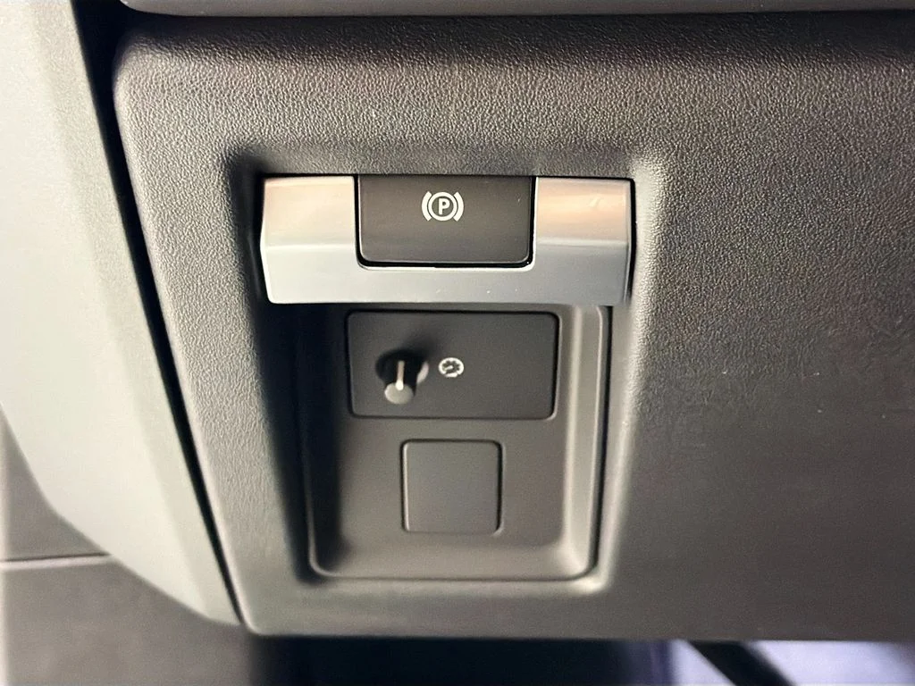 New 2026 Fuji White Land Rover X-Dynamic SE image 10