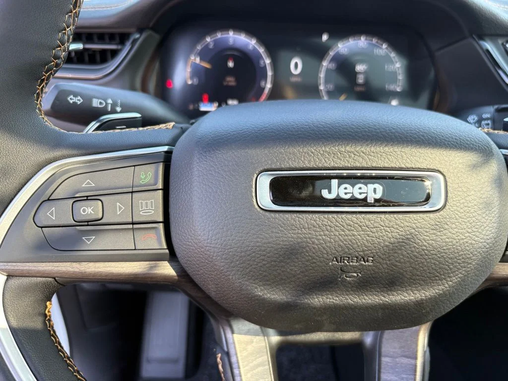 New 2026 Bright White Clear-Coat Exterior Paint Jeep  image 19