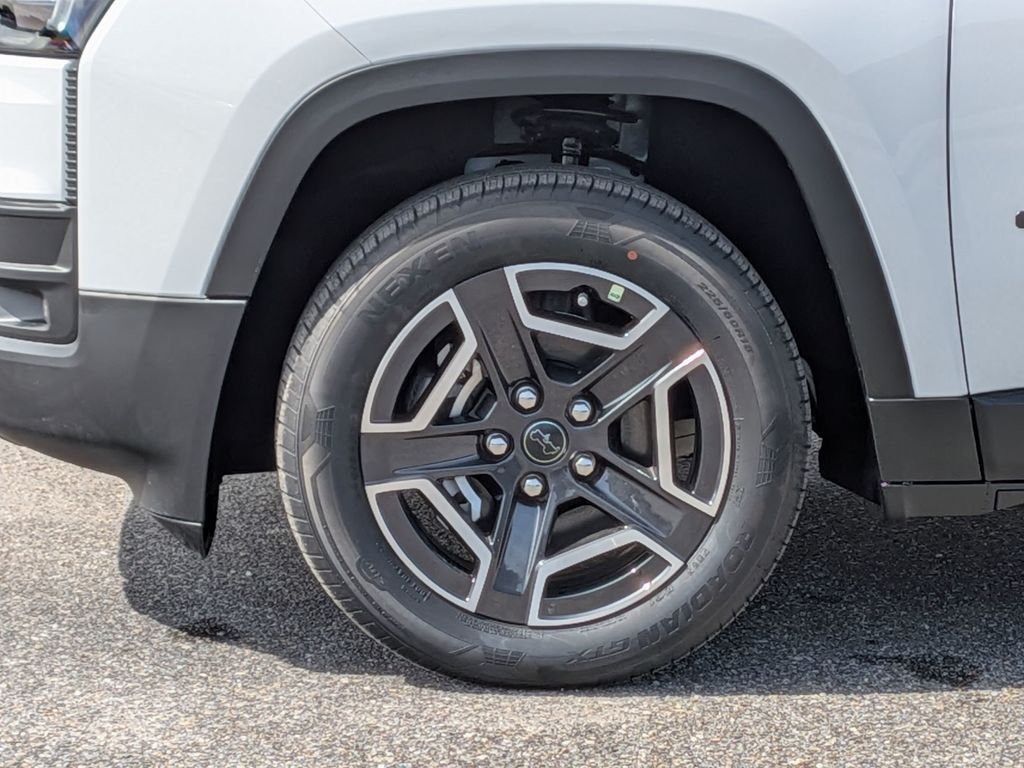 New 2026 Bright White Clear-Coat Exterior Paint Jeep Laredo image 12