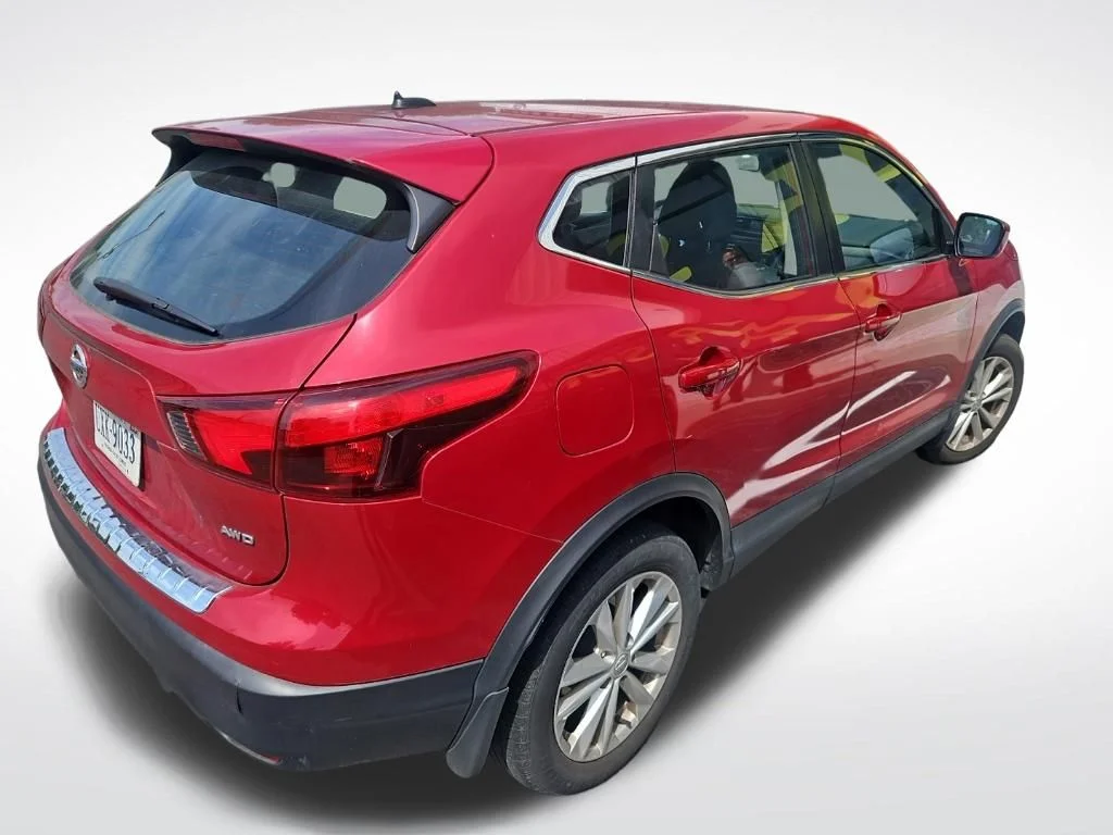 Used 2018 Red Nissan S image 3