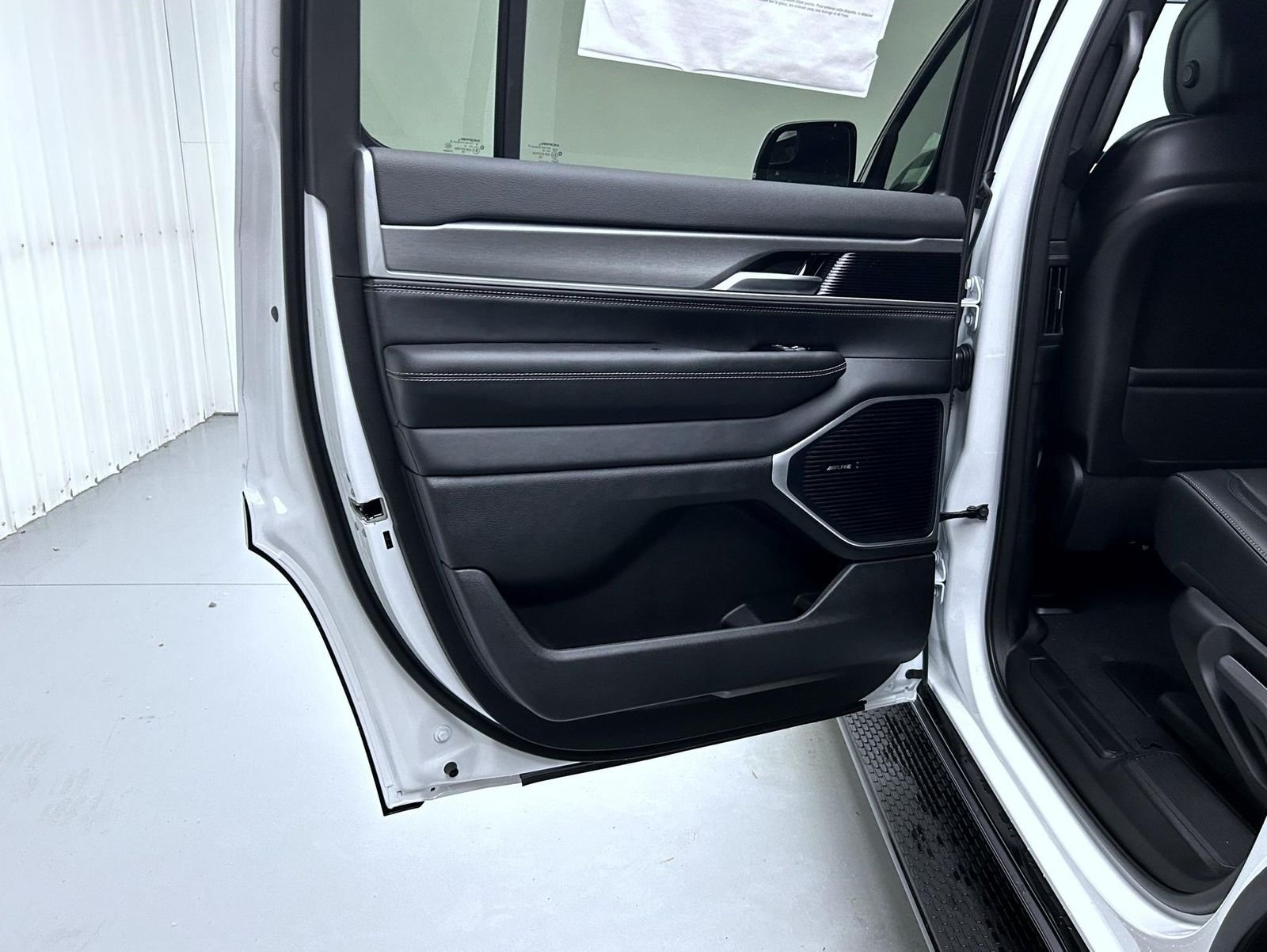 New 2026 Bright White Clear-Coat Exterior Paint Jeep Upland image 21