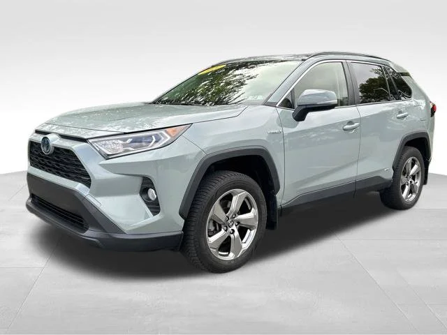 Used 2021  Toyota XLE Premium image 1