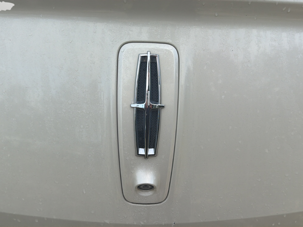 Used 2014 Silver Lincoln Base image 18