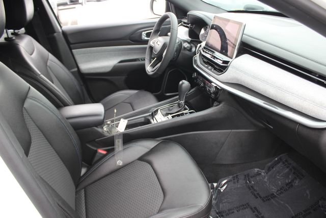 Used 2024 White Jeep Latitude image 32