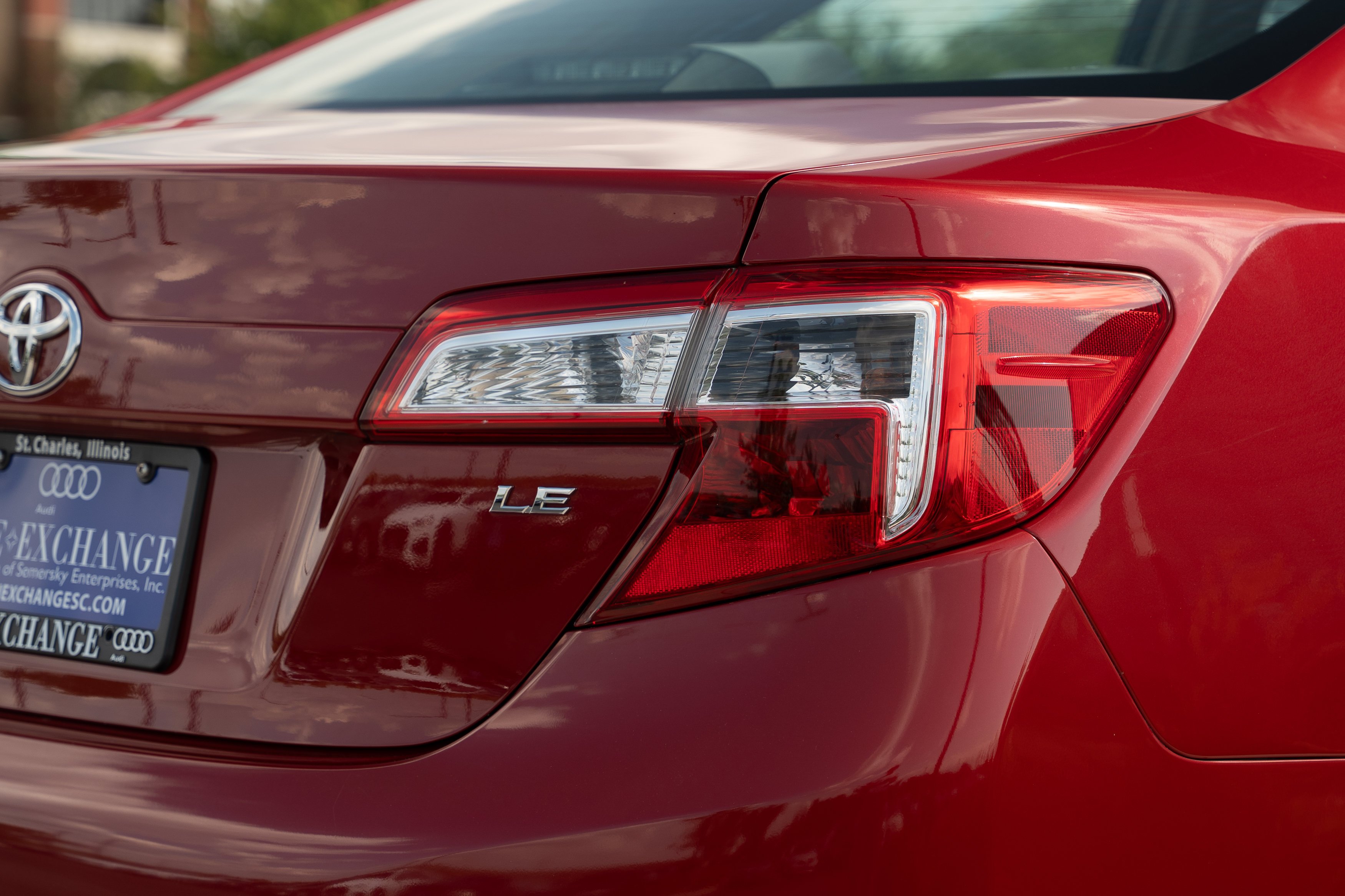 Used 2014 Barcelona Red Metallic Toyota LE image 26
