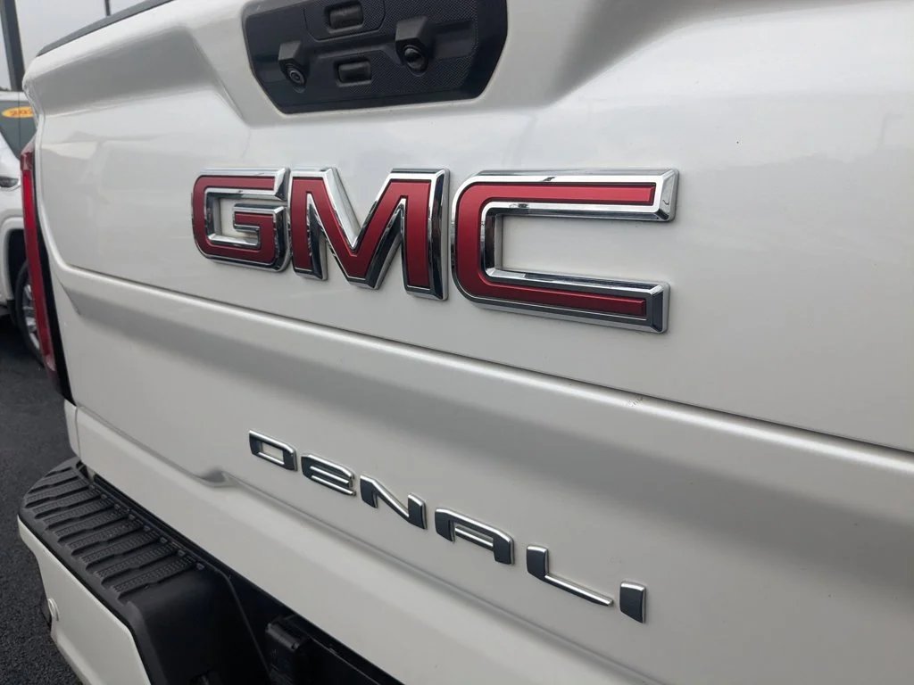 Used 2022 White Frost Tricoat GMC Denali image 29