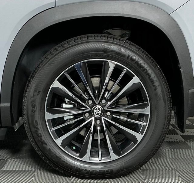 Used 2026 Silver Toyota MAX Platinum image 10