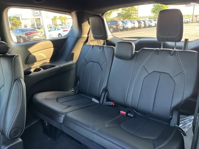 2026 Chrysler Pacifica Select - Photo 13