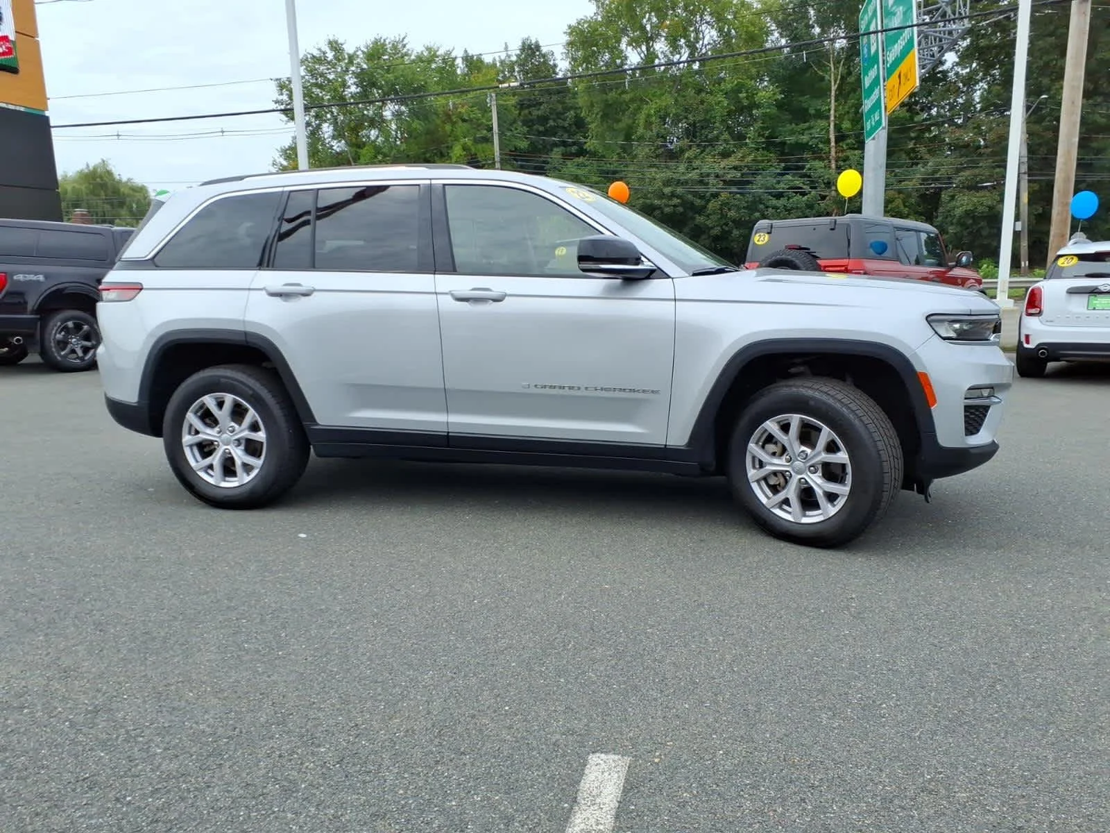 Used 2022 Silver Zynith Jeep Limited image 6