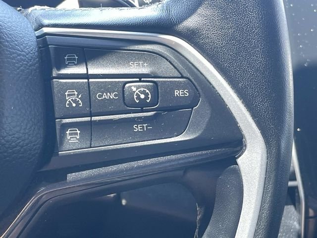 Used 2022 Silver Jeep Altitude image 23