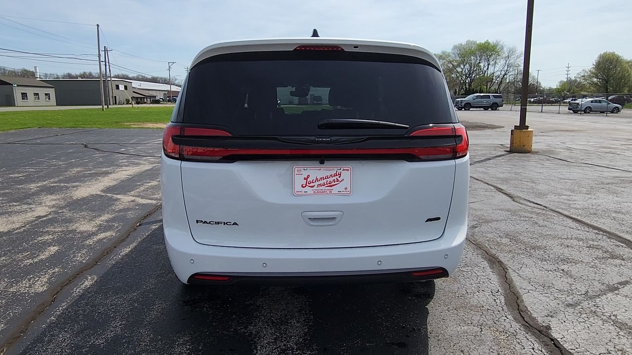 New 2026 Bright White Clear-Coat Exterior Paint Chrysler Select image 7