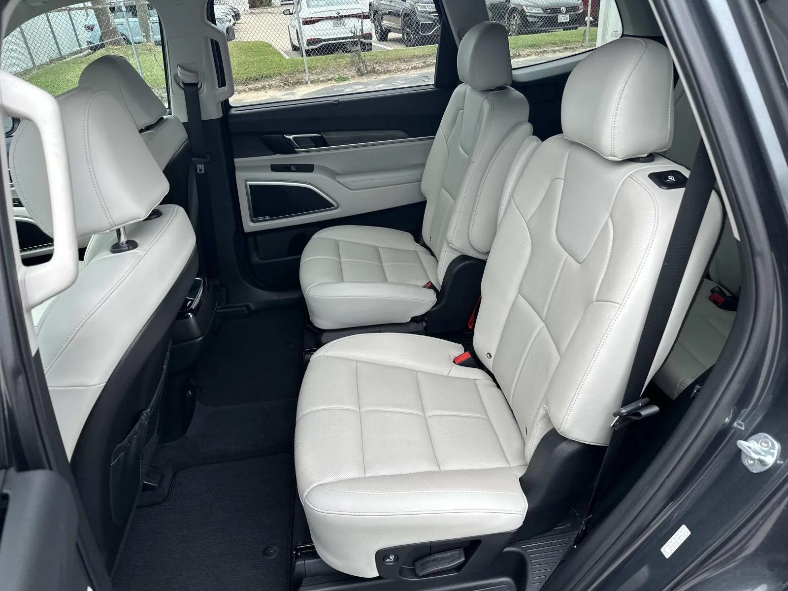 Used 2022 Gravity Grey Kia EX image 9