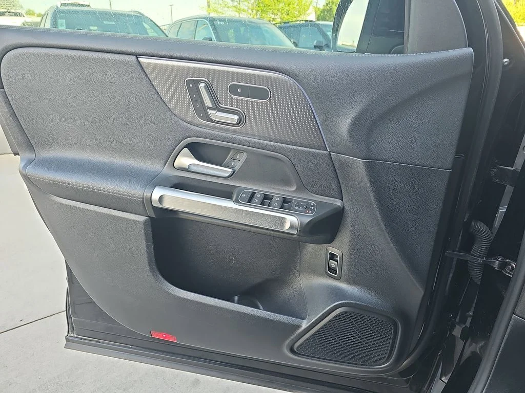 Used 2021  Mercedes-Benz GLB 250 image 26