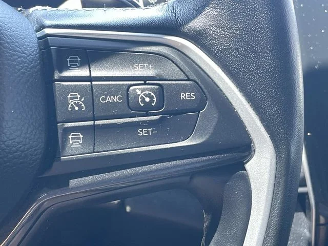 Used 2022 Silver Jeep Altitude image 23