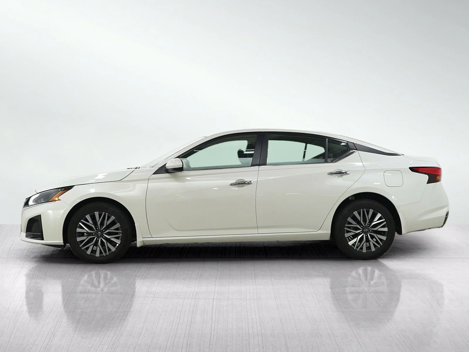 Used 2023 Nissan Altima SV with VIN 1N4BL4DW6PN342903 for sale in Burnsville, Minnesota