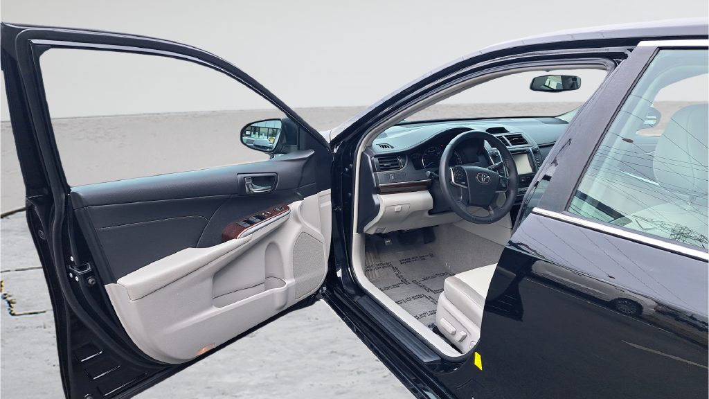 Used 2014 Black Toyota XLE image 9