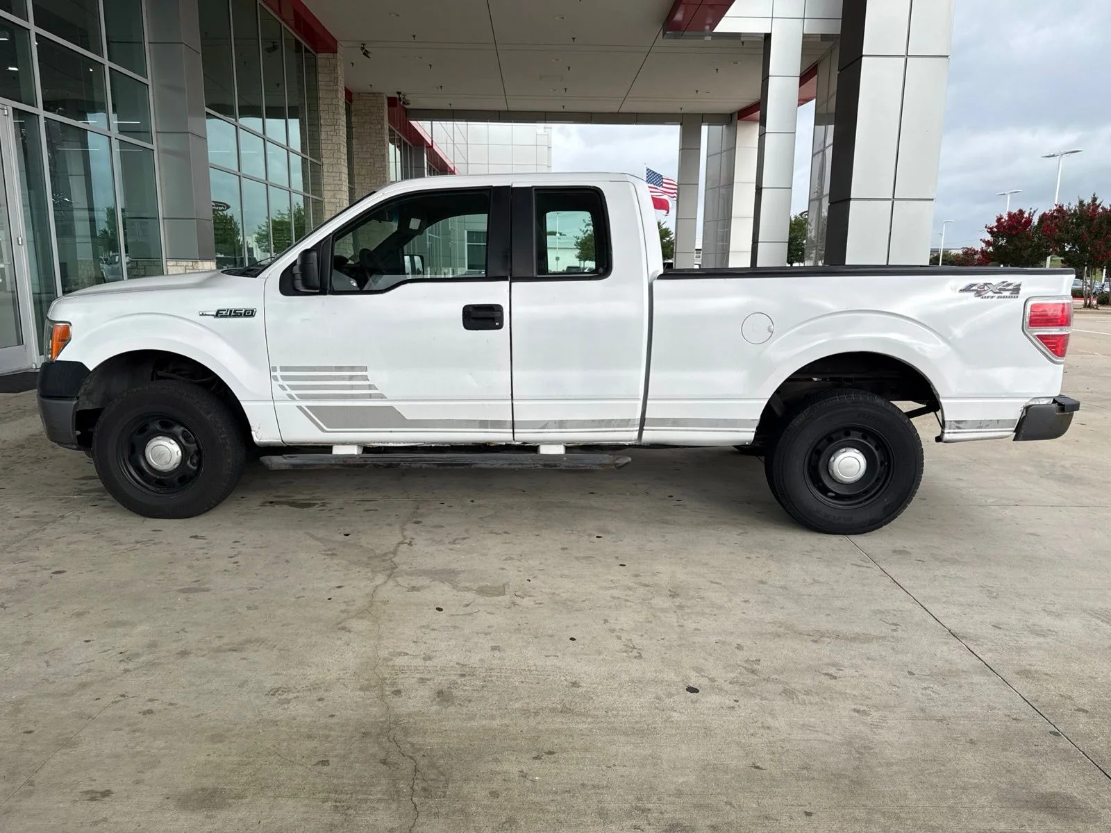 Used 2014 White Ford XL image 3