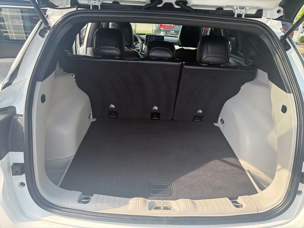 Used 2024 White/off-white Jeep Latitude image 8