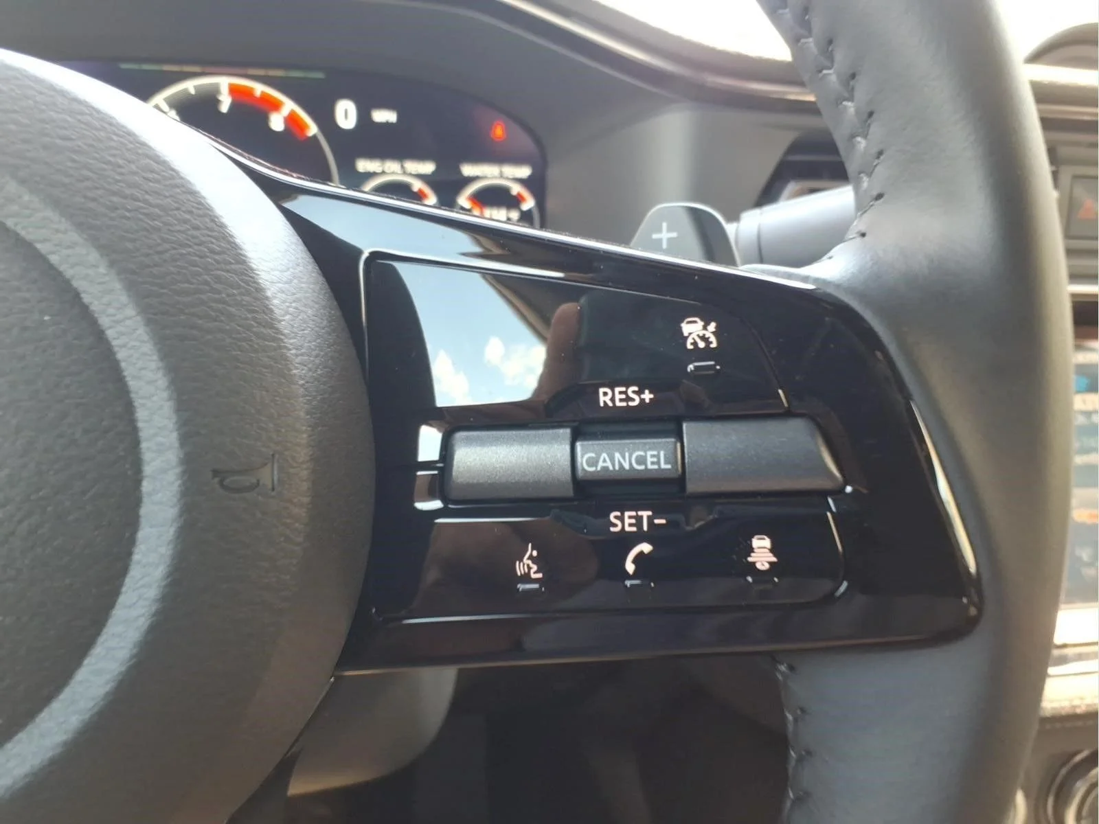 New 2026 Boulder Gray Pearl / Super Black Two-tone Nissan Sport image 17