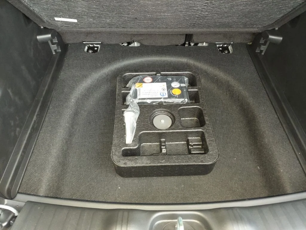 New 2026 Diamond Black Crystal Pearlcoat Jeep Latitude image 42