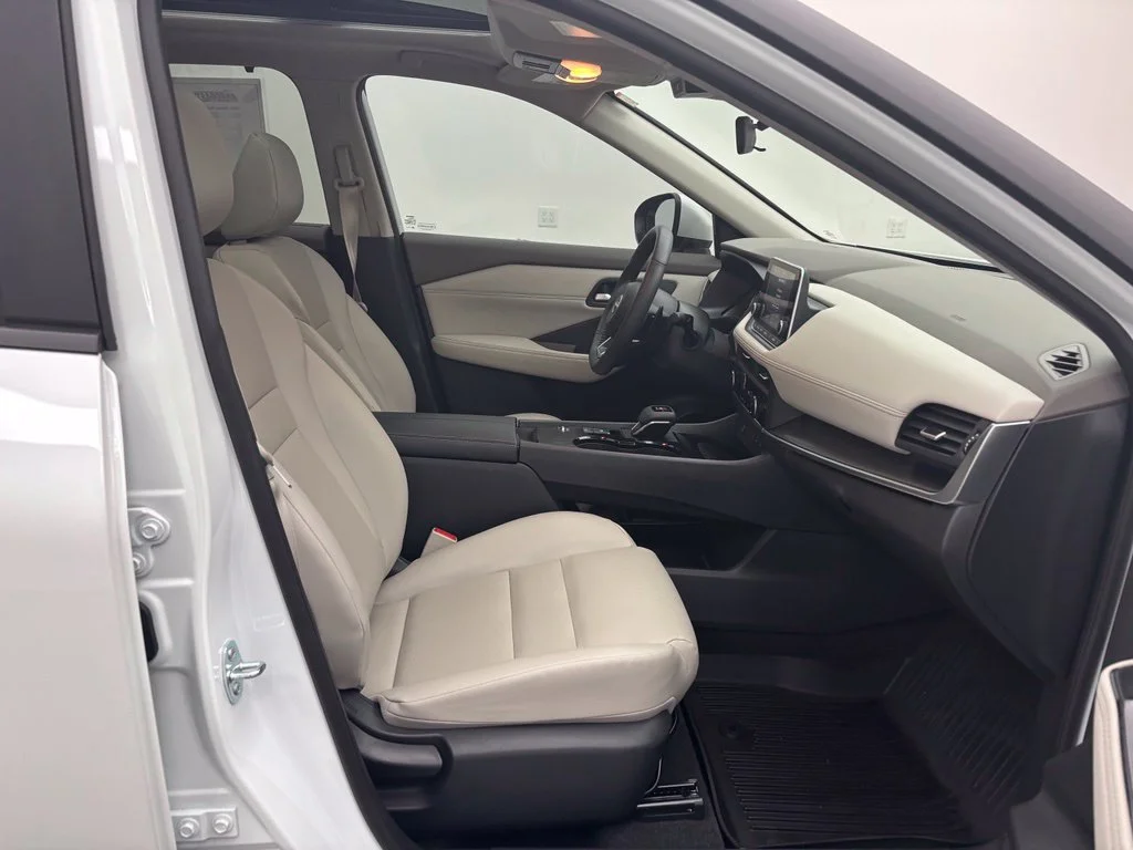 Used 2024 White Nissan SV image 32
