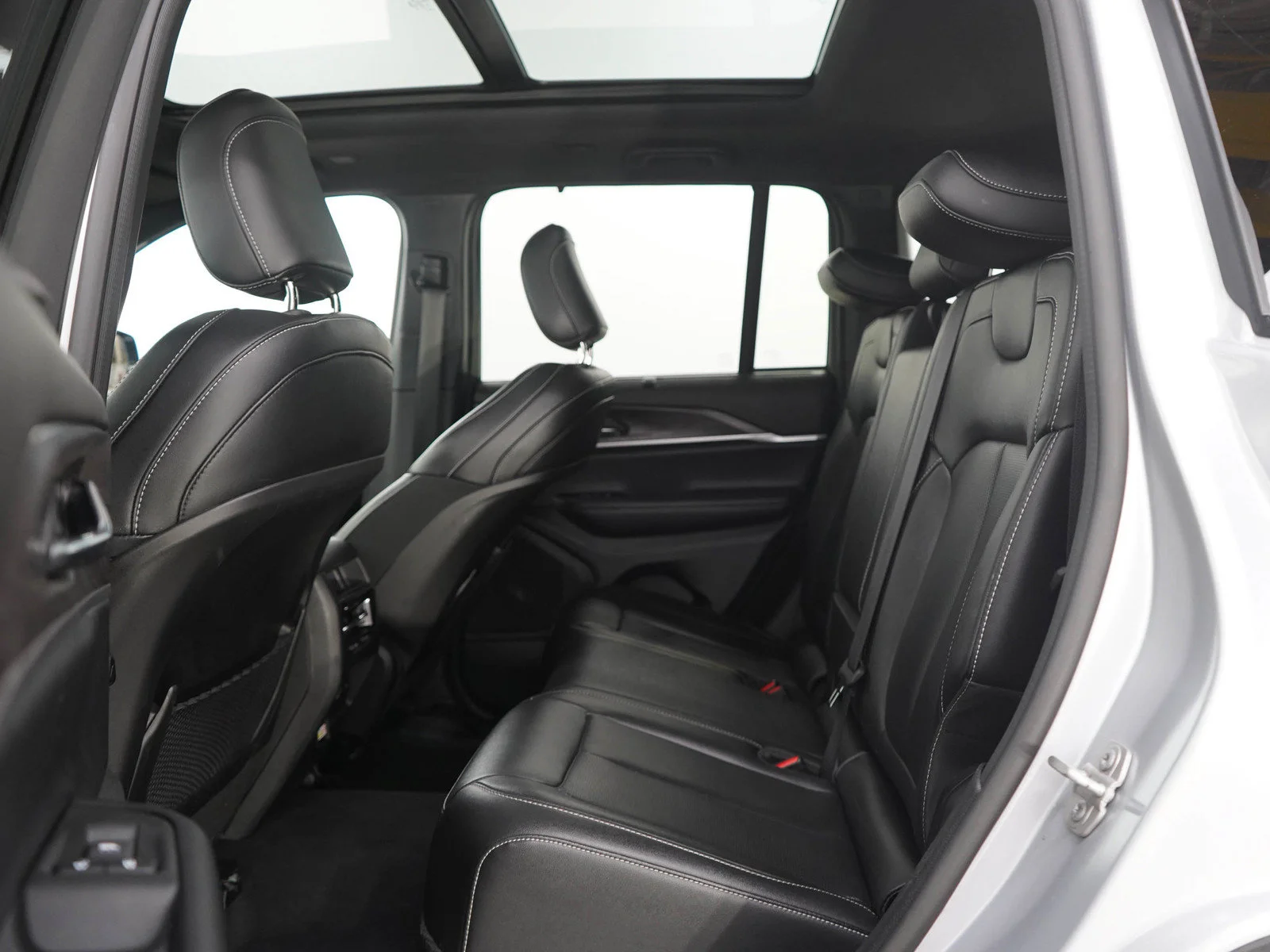 Used 2024 Silver Zynith Jeep Limited image 19