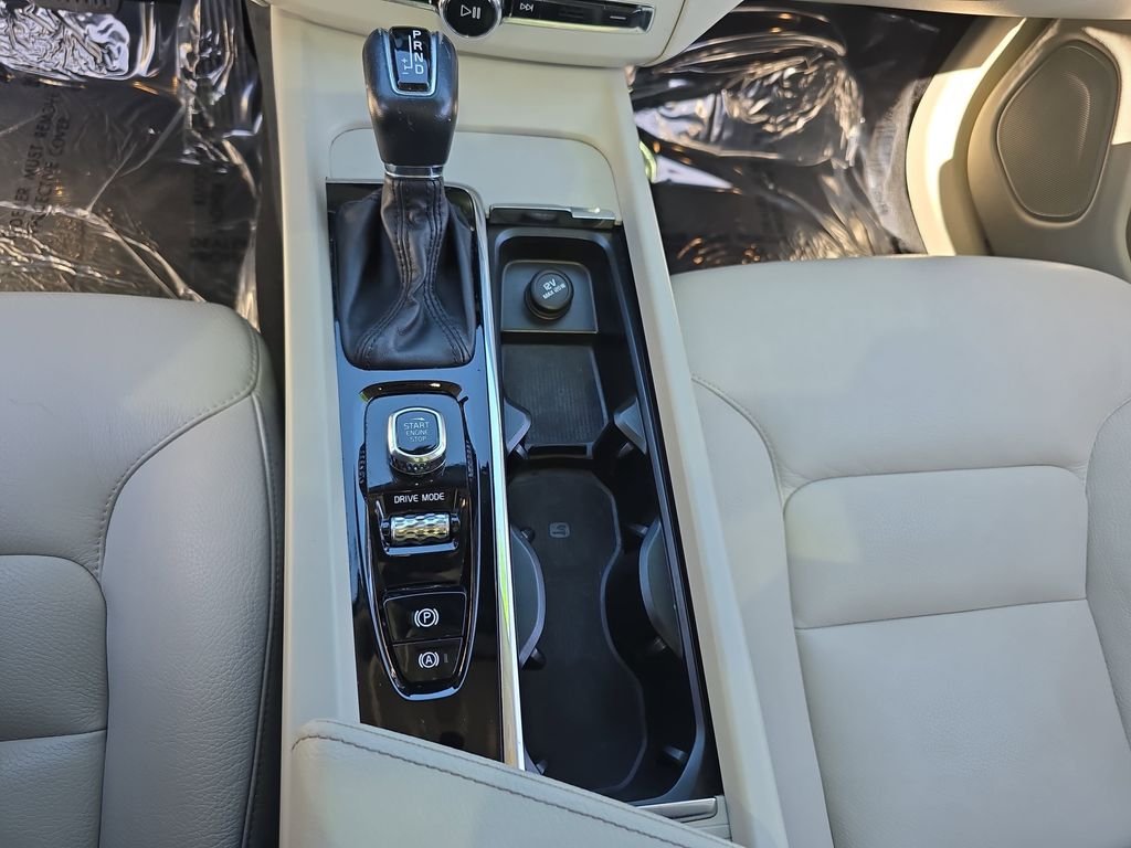Used 2020 White Volvo T5 Momentum image 28