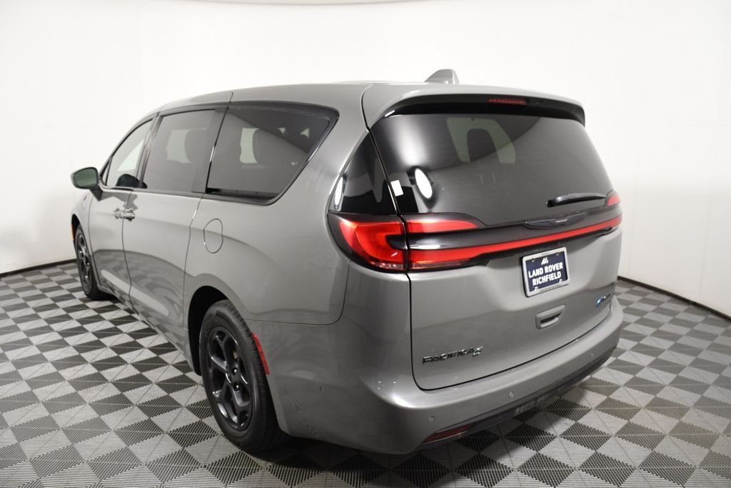 Used 2022 Ceramic Gray Clearcoat Chrysler Limited image 4