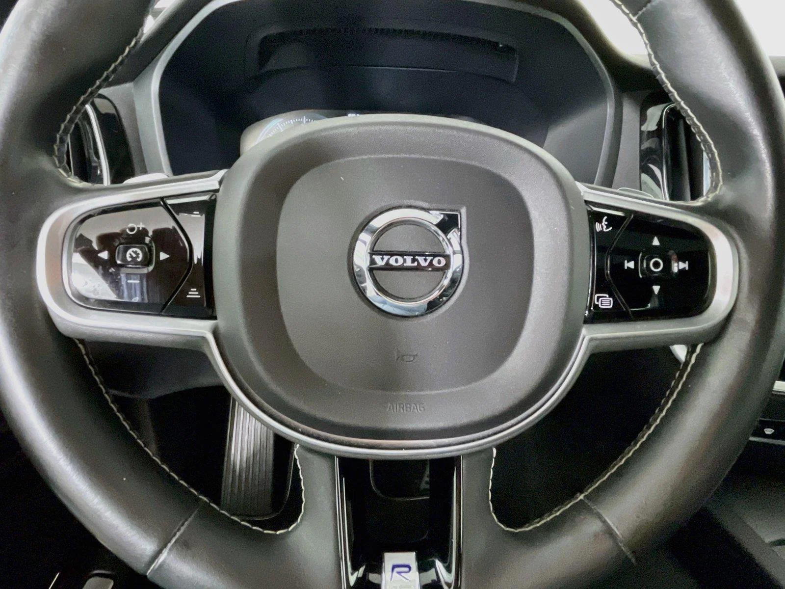 Used 2019 Fusion Red Metallic Volvo R-Design image 14