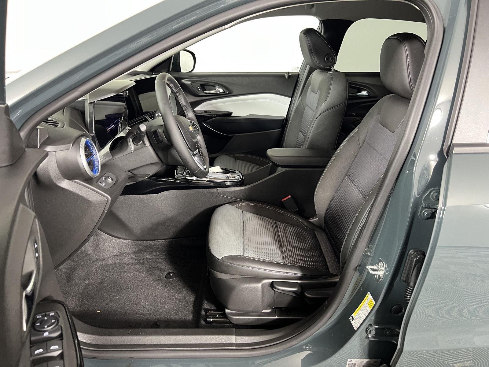 Used 2025 Cypress Gray Chevrolet LT image 17
