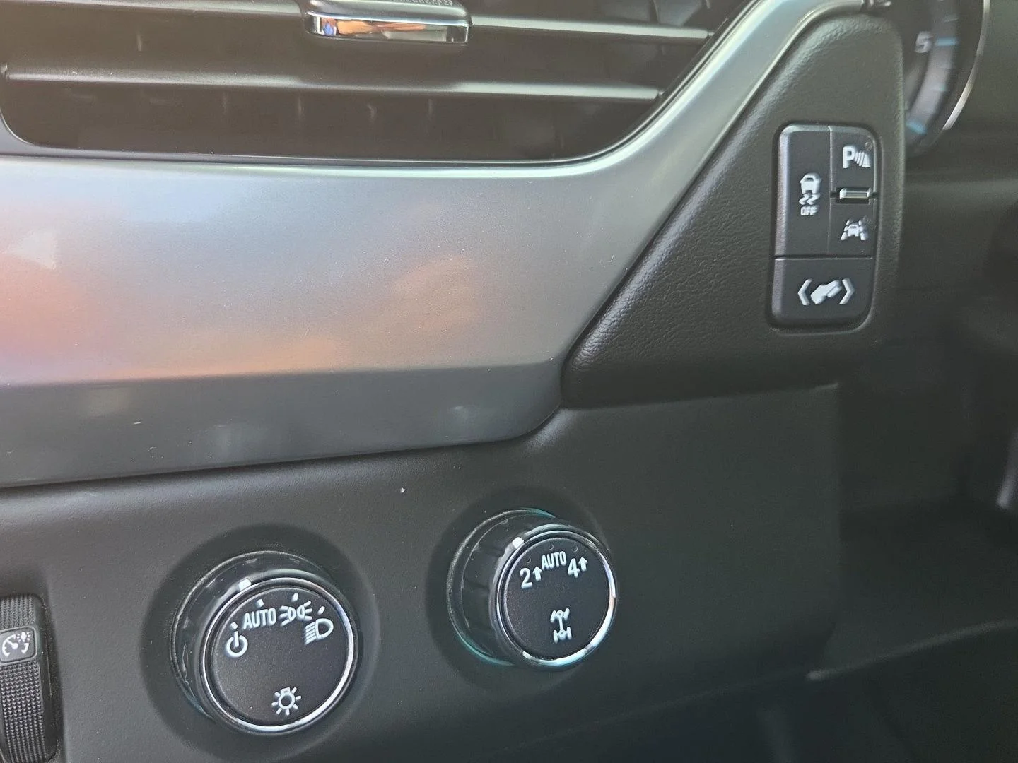 Used 2018 BLACK Chevrolet LT image 13