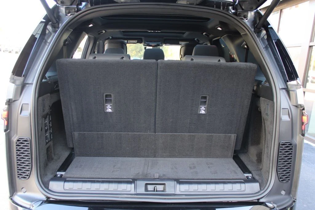 Used 2025  Land Rover Dynamic SE image 44