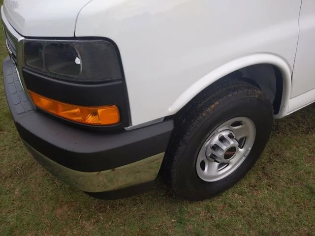 New 2025 Summit White GMC 1WT image 17