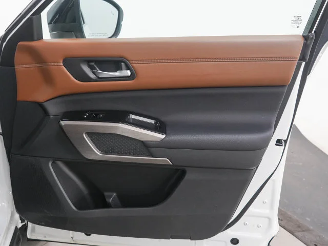 Used 2024  Nissan Platinum image 11