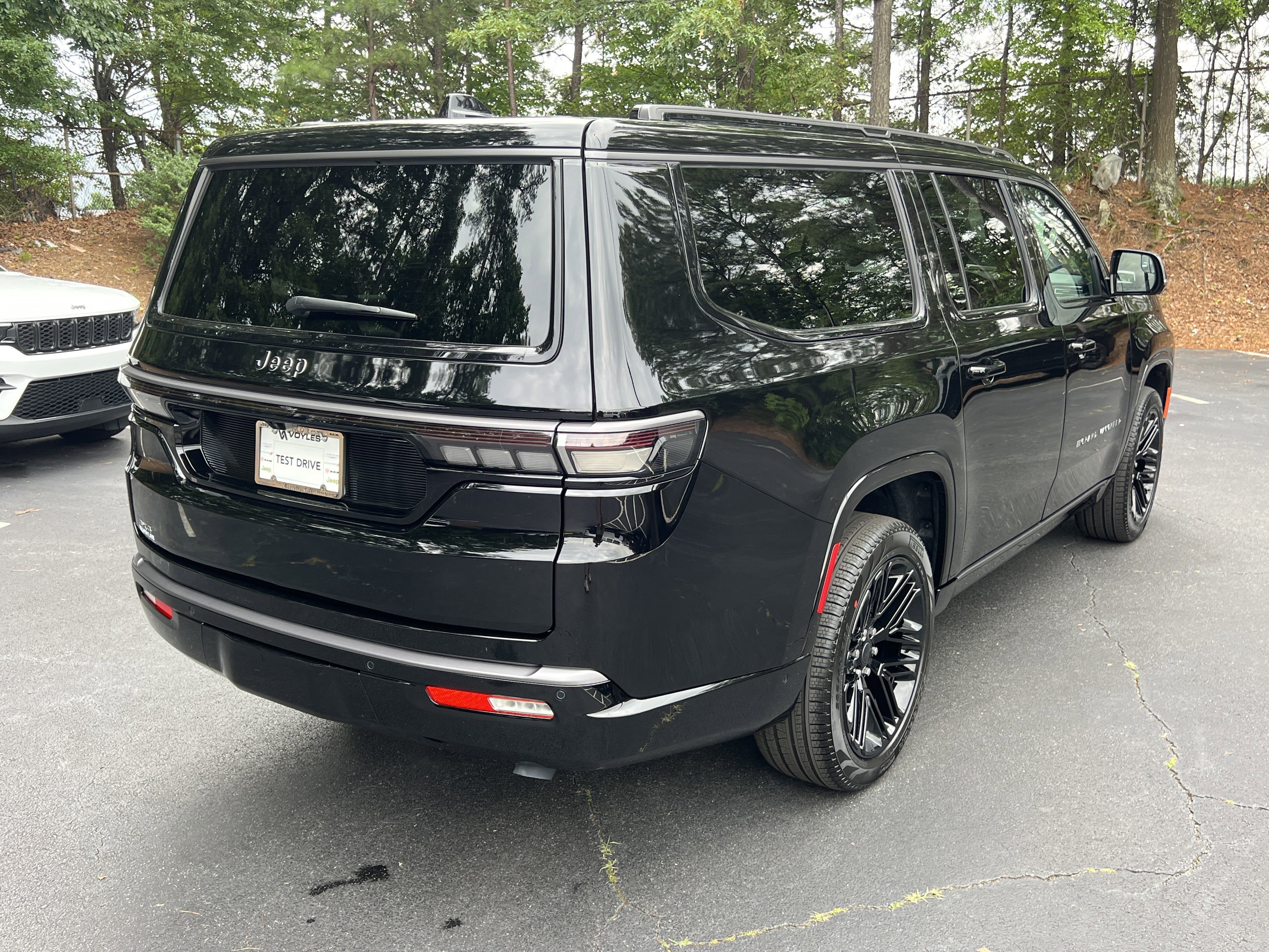 New 2026 High Gloss Black Exterior Paint Jeep Limited Reserve image 8