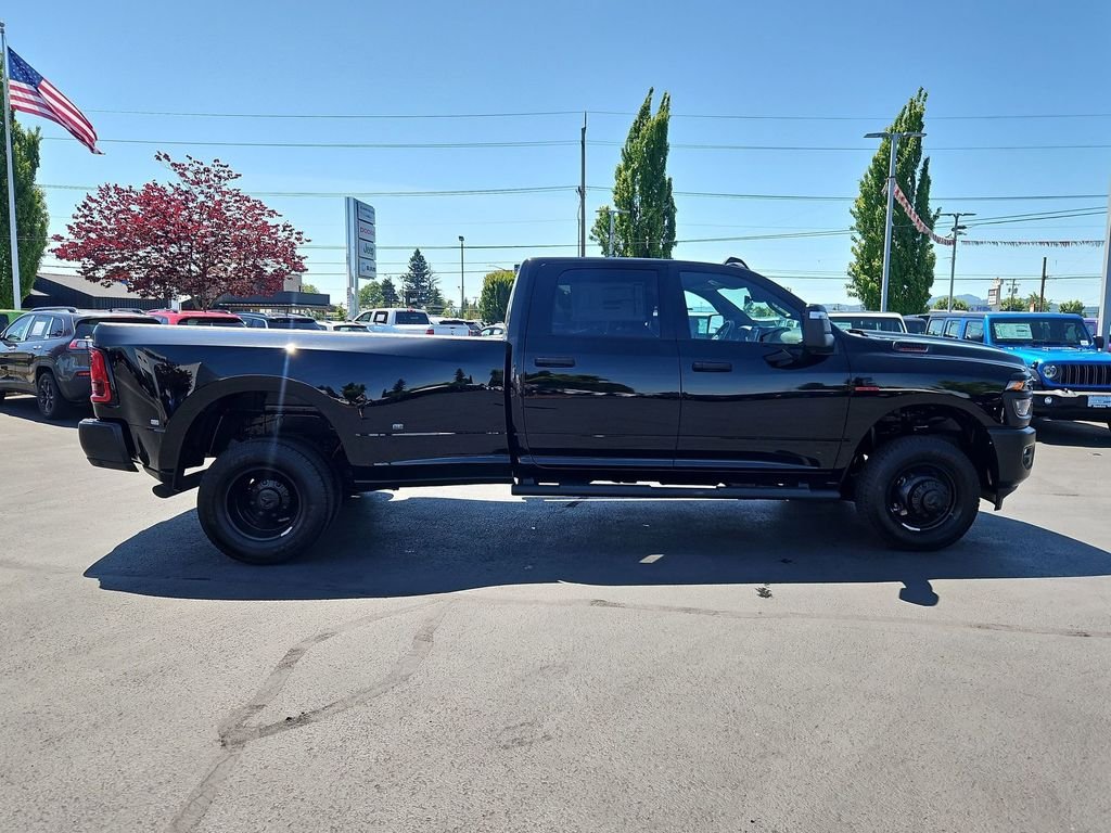 New 2026 Diamond Black Crystal Pearl-Coat Exterior Paint RAM Tradesman image 7