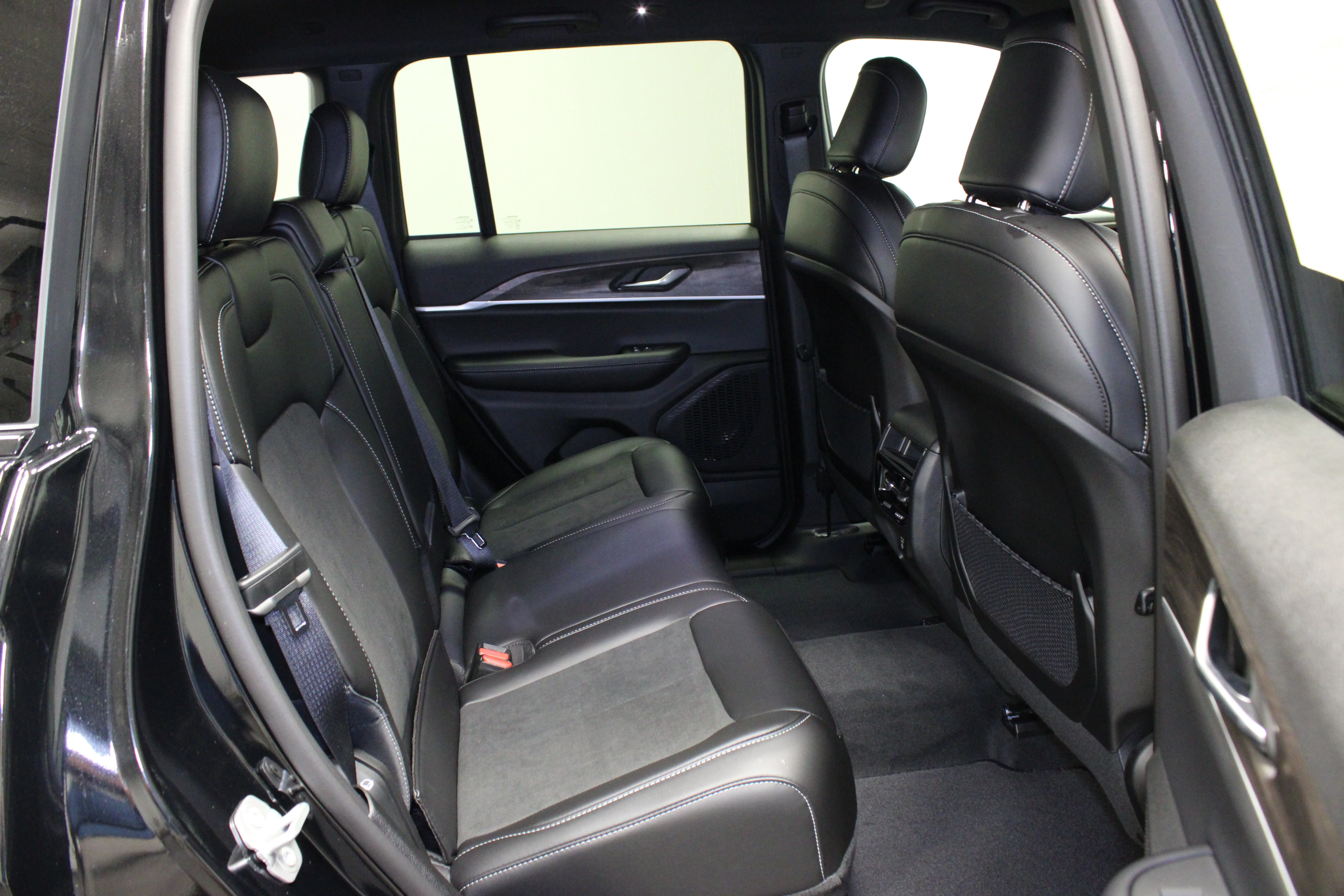 New 2026 Diamond Black Crystal Pearlcoat Jeep Laredo Altitude image 15