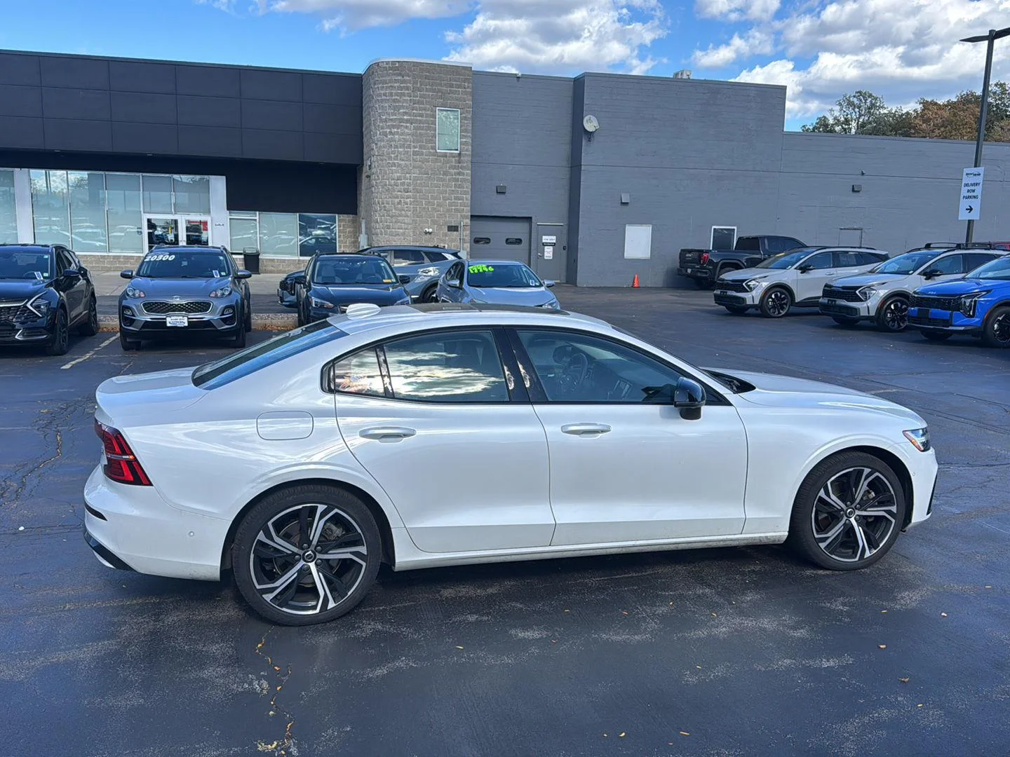 Used 2024 Crystal White Metallic Volvo Plus Dark Theme image 10