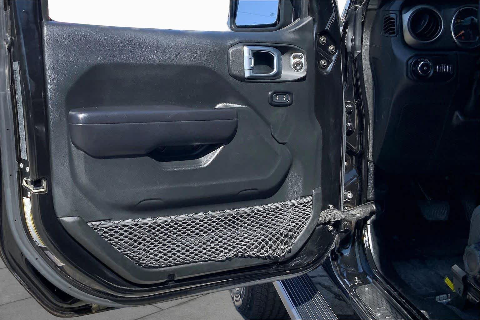 Used 2018 Black Clearcoat Jeep Sport S image 18