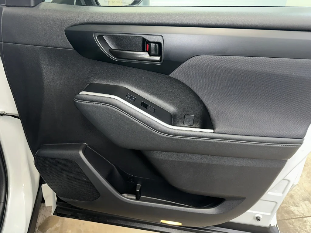 Used 2023 Wind Chill Pearl Toyota L image 28
