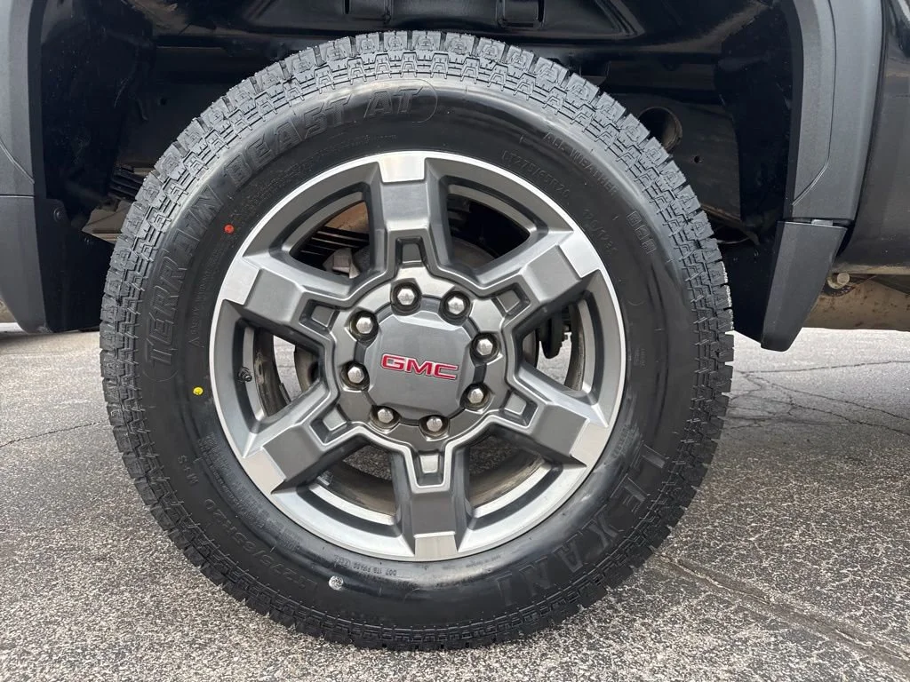 Used 2025 Onyx Black GMC SLE image 10