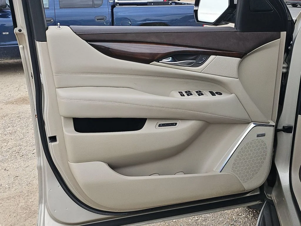 Used 2017 Silver Coast Metallic Cadillac Luxury image 29