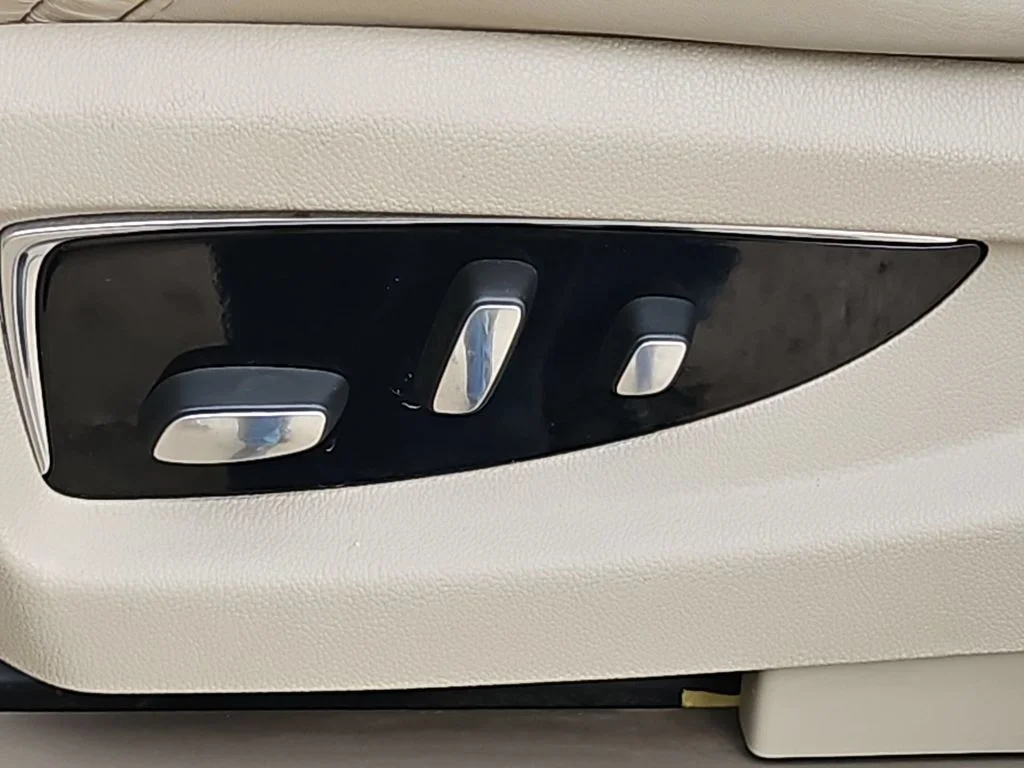 Used 2017 Silver Coast Metallic Cadillac Luxury image 27
